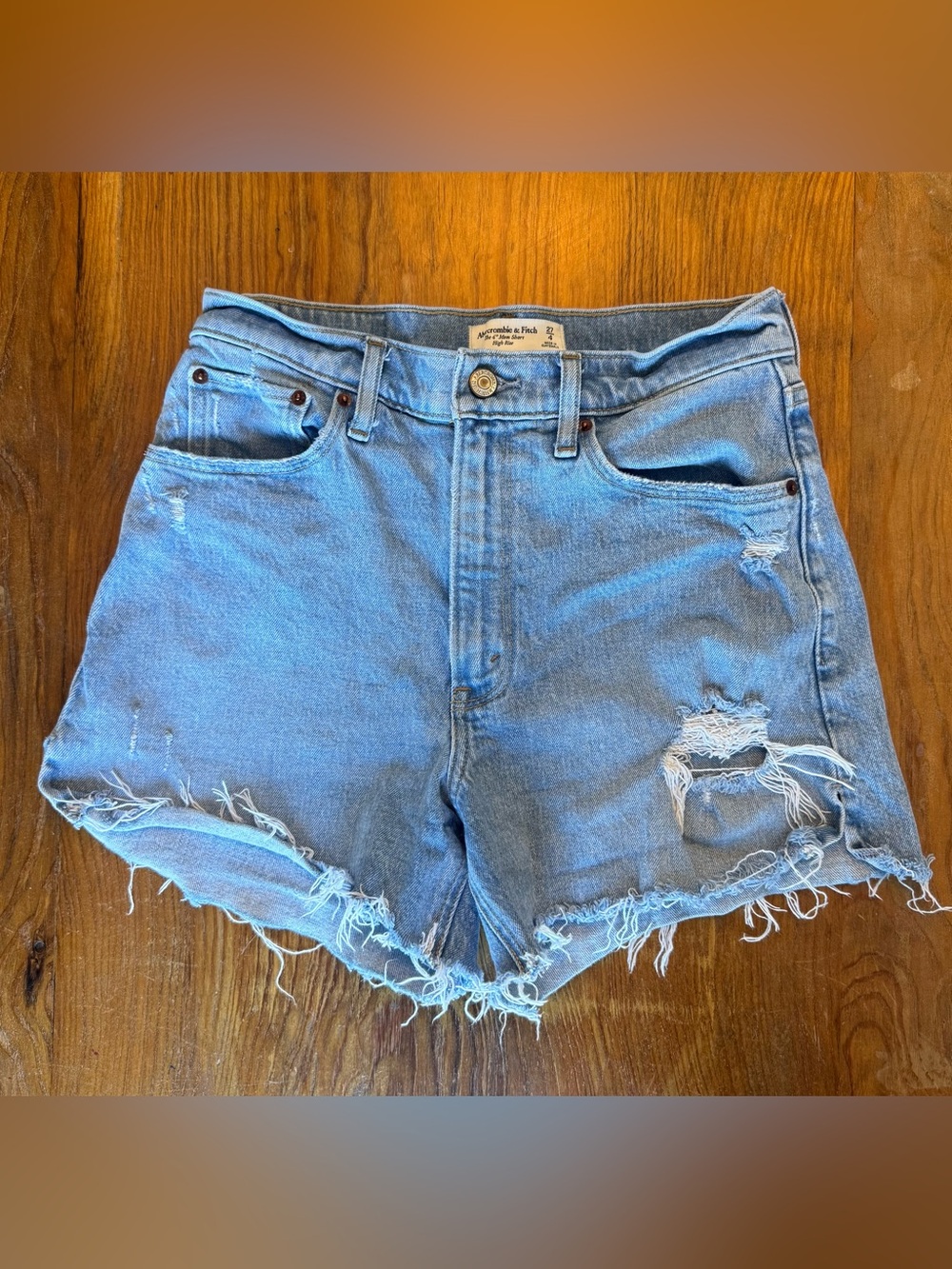 Abercrombie & Fitch 27/4 Curve Love High Rise 4” Mom Shorts Light Wash Denim